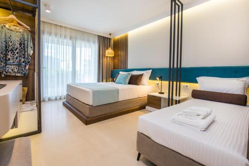 Elegant Corner Superior Rooms & Apartments