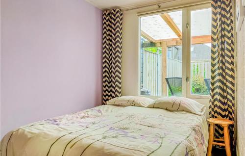 Кровать или кровати в номере Amazing Home In Stavenisse With Wifi