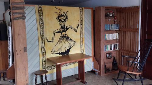 a wall with a painting of a woman on it at Au Gallodrome Maison d'hôtes et Table d'hôtes en Estaminet privé in Drincham
