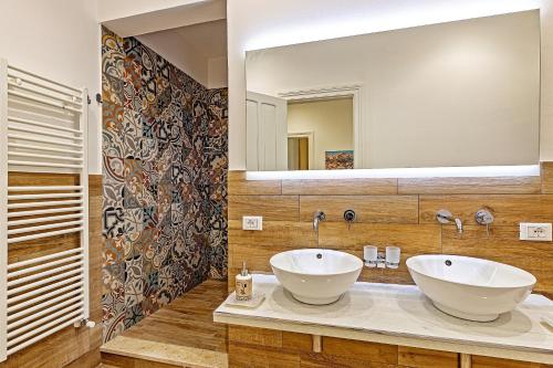 ein Badezimmer mit zwei Waschbecken und einem großen Spiegel in der Unterkunft nearporto in Trapani