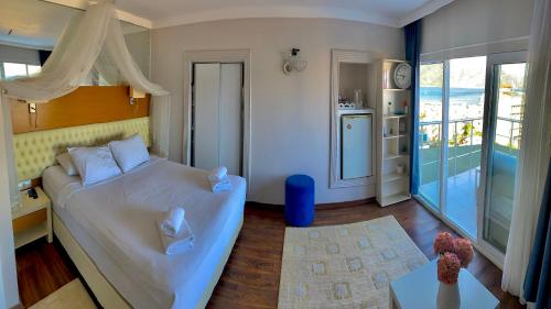 1 dormitorio pequeño con 1 cama y cocina en GOLDKAYA HOTEL, en Marmaris