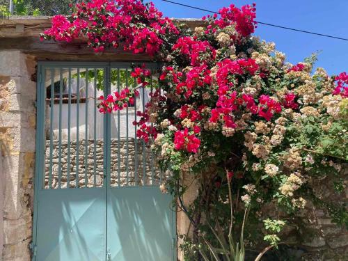een deur met een bos bloemen erop bij Sergios Village House in Chania