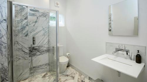 Bilik mandi di Topside House - Beautiful 7 bedroom house with hottub wifi and parking near Bath Wells Frome