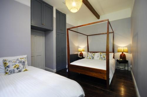 Katil atau katil-katil dalam bilik di Topside House - Beautiful 7 bedroom house with hottub wifi and parking near Bath Wells Frome