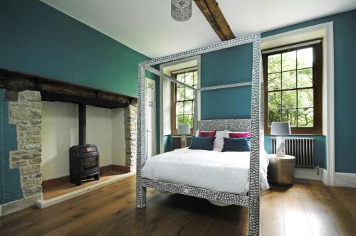 Katil atau katil-katil dalam bilik di Topside House - Beautiful 7 bedroom house with hottub wifi and parking near Bath Wells Frome