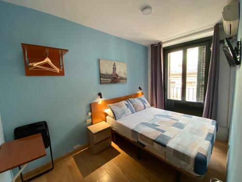 マドリードにあるCH Casillasのベッドルーム1室(青い壁のベッド1台、窓付)