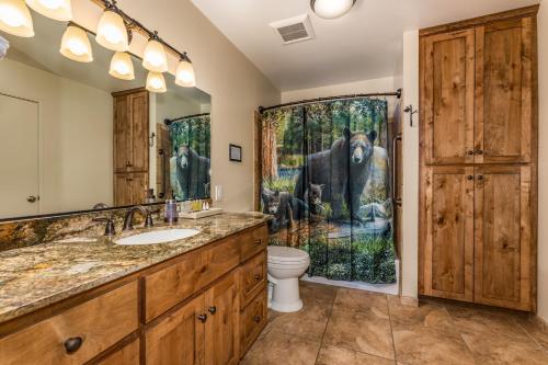 La salle de bains est pourvue d'un grand lavabo et d'une douche. dans l'établissement Yosemite Rendezvous, à Fish Camp