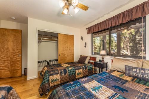 Кровать или кровати в номере Yosemite Rendezvous