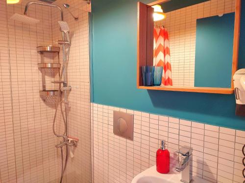La salle de bains est pourvue d'une douche et d'un lavabo. dans l'établissement Kunterbunt Istanbul, à Istanbul