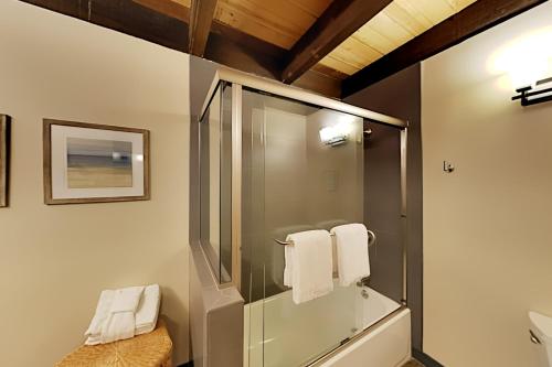 baño con ducha y puerta de cristal en Kingswood Village 57, en Kings Beach