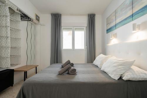 Un pat sau paturi într-o cameră la Cádiz Beach & Kids - free parking - sea views