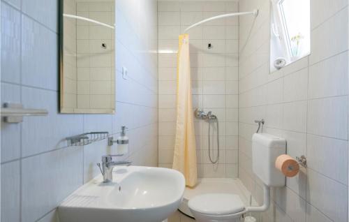 Koupelna v ubytování Nice Home In Vinjani Gornji With Kitchen