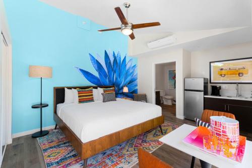 um quarto com uma cama com uma parede em tons de azul em The Paloma Resort em Palm Springs