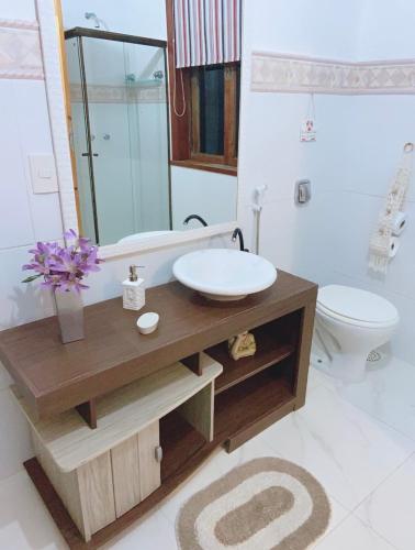 a bathroom with a sink and a toilet at Pousada Jupter in Teresópolis