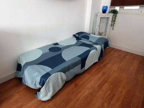 Tempat tidur dalam kamar di Precioso apartamento con estilo.
