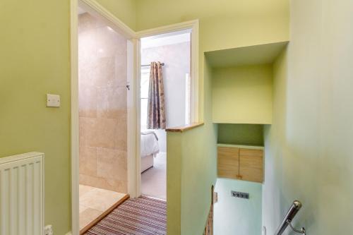 uma casa de banho com uma cabina de duche ao nível do chão e um closet. em 34 Church Street em Matlock