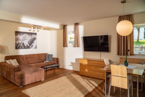 Haus LandArt في سخلادميخ: غرفة معيشة بها أريكة وطاولة وتلفزيون