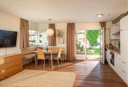 Haus LandArt في سخلادميخ: مطبخ وغرفة طعام مع طاولة وكراسي