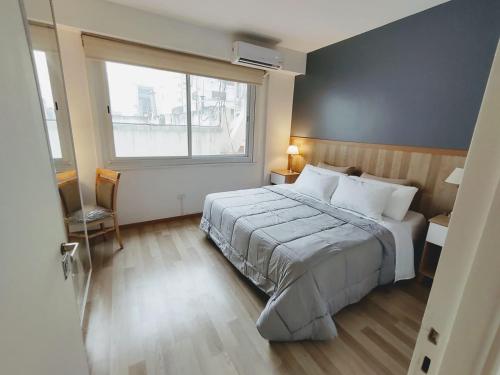 1 dormitorio con cama grande y ventana grande en Precioso departamento en el centro de la ciudad en Buenos Aires