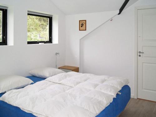 a bedroom with a large white bed and a window at Seaside Spa Retreat - By Traum Ferienwohnungen in Hals
