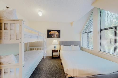 Un pat sau paturi într-o cameră la Villas Foxglove