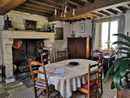 Kuchyň nebo kuchyňský kout v ubytování Ferme fortifiée d Enguenard