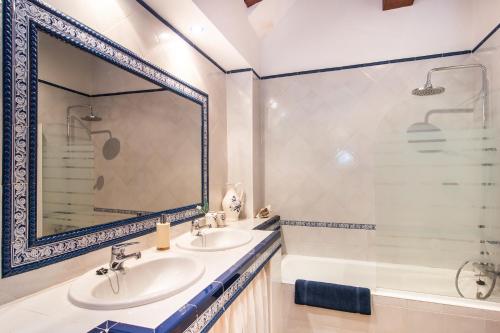 Ένα μπάνιο στο Fabulous Rural House with views to the mountains with swimming pool