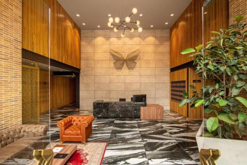 a lobby with a chair and a desk in a building at Lindo Apartamento Edificio Morph Chicó norte in Bogotá