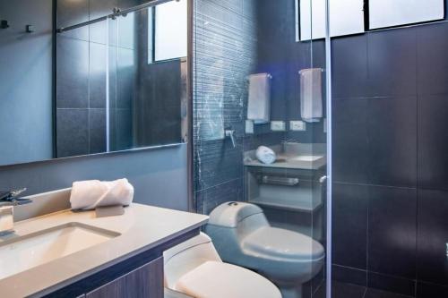 een badkamer met een toilet, een wastafel en een douche bij Lindo Apartamento Edificio Morph Chicó norte in Bogota