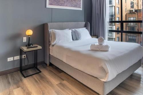 A bed or beds in a room at Lindo Apartamento Edificio Morph Chicó norte