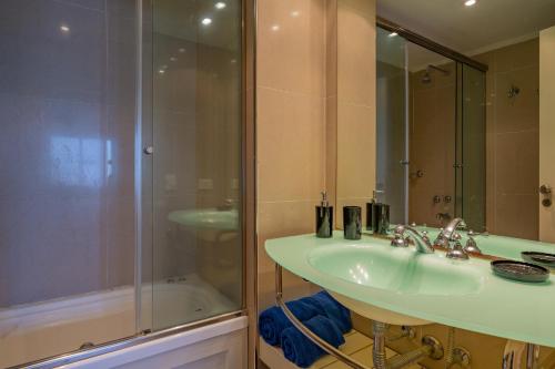 y baño con lavabo y ducha. en Departamento Varese Güemes Alta Gama Luxury 4/5 Pax Vista Mar en Mar del Plata