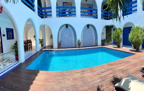 a swimming pool in a villa with a house at Casa boa vida in Jericoacoara