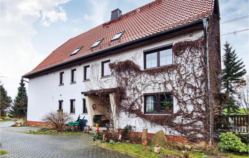 a white house with a red roof at Pet Friendly Apartment in Ninive