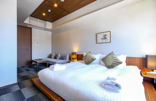 a bedroom with a large white bed in a room at Miru Nozomi Views in Kutchan