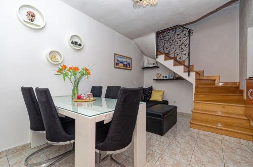 House Rose in center – Photos 2