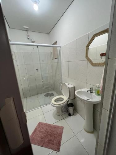 a bathroom with a toilet and a sink at Hospedagem Elite térreo in Cunha