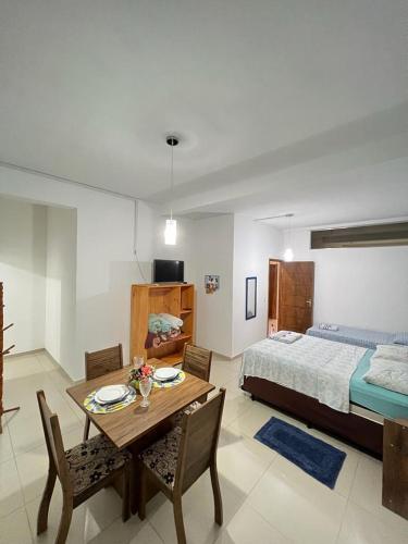 a bedroom with a dining room table and a bed at Hospedagem Elite térreo in Cunha