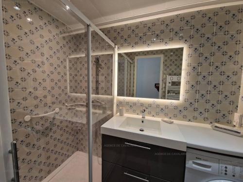 une salle de bain avec une douche, un lavabo et un miroir dans l'établissement Appartement T3 à Cavalaire-sur-Mer - Terrasse vue mer et parking - FR-1-100-271, à Cavalaire-sur-Mer