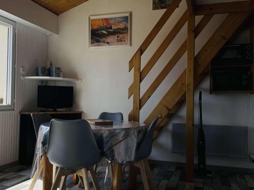 Photo de la galerie de l'établissement Charmant studio cabine avec mezzanine, parking, à deux pas de la plage, Noirmoutier - FR-1-224B-159, à Noirmoutier-en-l'lle