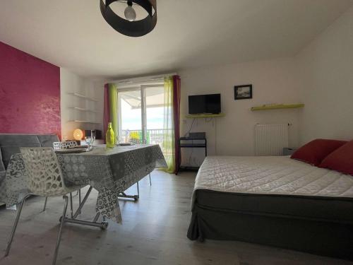 Fotografia z galérie ubytovania Studio cosy avec terrasse, parking, proche port et centre – La Rochelle - FR-1-246-620 v destinácii La Rochelle