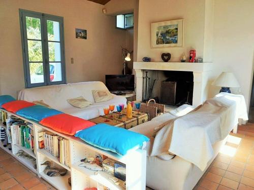 un salon avec un canapé et une cheminée dans l'établissement Maison spacieuse 4 pièces, 6 couchages avec jardin privé - 500m des plages - Internet inclus - FR-1-224B-164, à Noirmoutier-en-l'lle