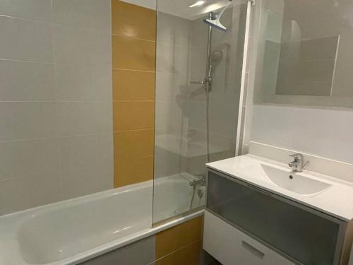 une salle de bain avec une douche, un lavabo et une baignoire dans l'établissement Appartement 2P/Cabine à Argelès-sur-Mer – Piscine chauffée, parking privé, clim, terrasse, proche mer - FR-1-225-738, à Argelès-sur-Mer