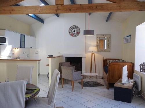 Il dispose d'une cuisine et d'un salon avec une cheminée. dans l'établissement Maison charmante 6 pers, jardin clos, TV et Wifi, proche commerces et plage, petit chien accepté. - FR-1-224B-165, à LʼÉpine