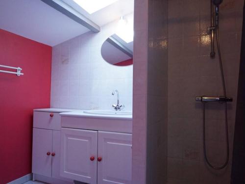 une salle de bain avec un lavabo et une douche dans l'établissement Maison charmante 6 pers, jardin clos, TV et Wifi, proche commerces et plage, petit chien accepté. - FR-1-224B-165, à LʼÉpine