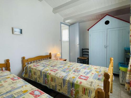 une chambre avec deux lits et une commode dans l'établissement Maison 5 pièces avec jardin clos, terrasse, à proximité de la plage et du centre, 8 couchages - FR-1-224B-157, à Noirmoutier-en-l'lle
