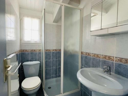 une salle de bain avec une douche, des toilettes et un lavabo dans l'établissement Maison 5 pièces avec jardin clos, terrasse, à proximité de la plage et du centre, 8 couchages - FR-1-224B-157, à Noirmoutier-en-l'lle