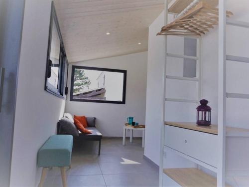 Photo de la galerie de l'établissement Maison familiale 10 pers, annexe, plage 250m, wifi, parking, jardin clos, terrasse avec pergola - FR-1-224B-163, à Noirmoutier-en-l'lle