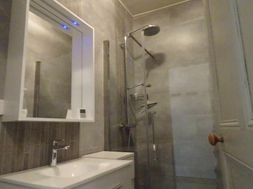 une salle de bain avec une douche, des toilettes et un lavabo dans l'établissement Maison en pierre rénovée, 8 couchages, terrasse bois, proche bois de la Chaise - FR-1-224B-162, à Noirmoutier-en-l'lle