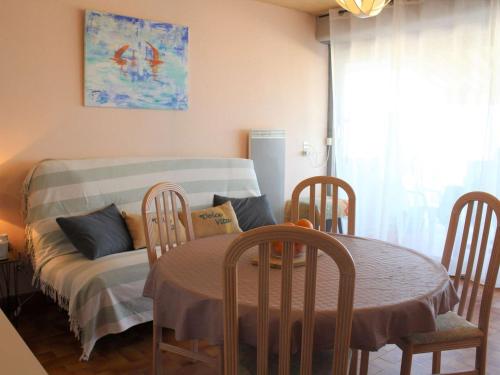 Posteľ alebo postele v izbe v ubytovaní Appartement en Front de Mer à Port-la-Nouvelle avec Terrasse et Parking Privé - FR-1-229C-72