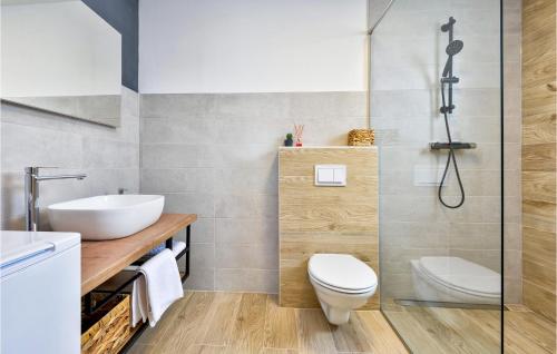 a bathroom with a toilet and a sink at Beautiful Home In Klostar Ivanic in Kloštar Ivanić